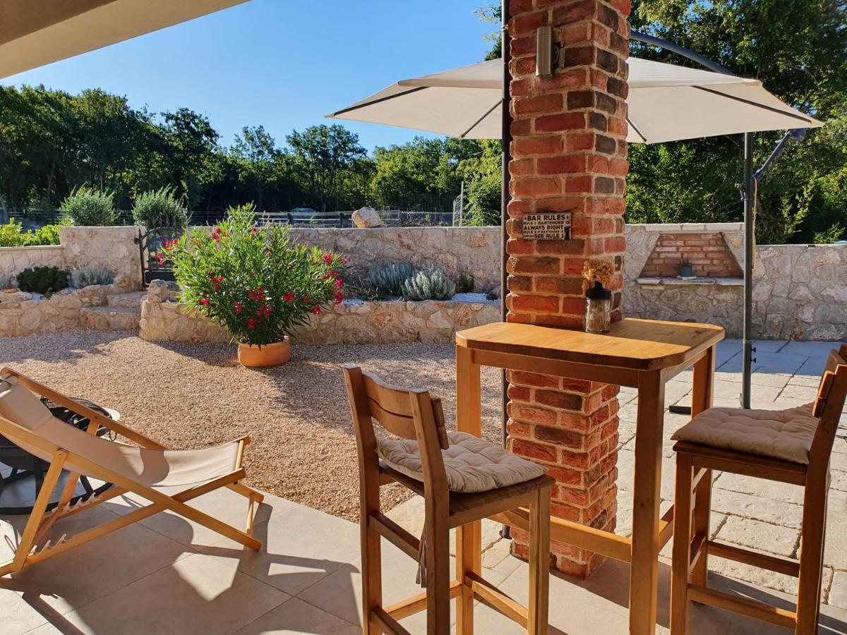 Villa Alara - Charming Villa With Heated Swimming Pool Milohnici Kültér fotó