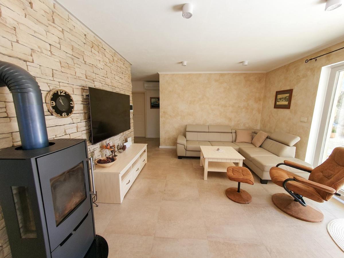 Villa Alara - Charming Villa With Heated Swimming Pool Milohnici Kültér fotó