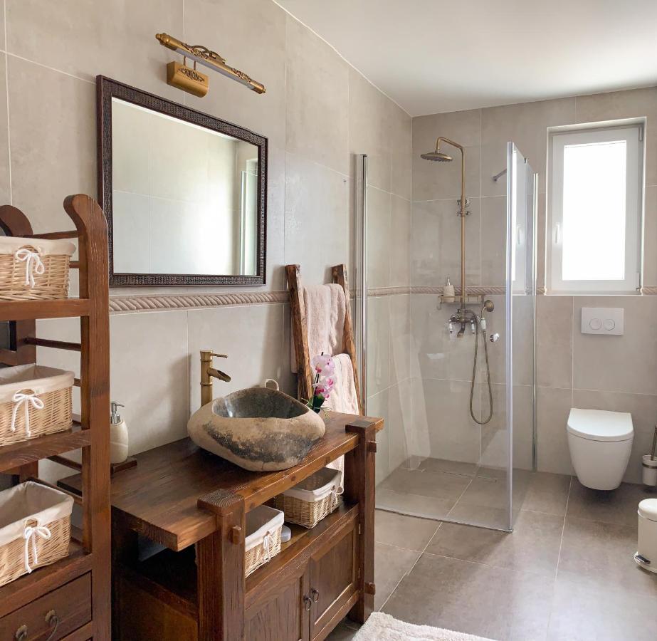 Villa Alara - Charming Villa With Heated Swimming Pool Milohnici Kültér fotó