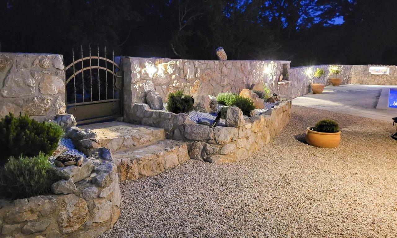 Villa Alara - Charming Villa With Heated Swimming Pool Milohnici Kültér fotó