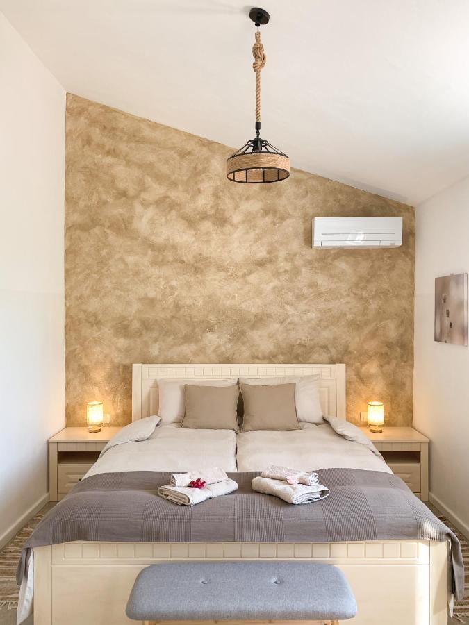 Villa Alara - Charming Villa With Heated Swimming Pool Milohnici Kültér fotó