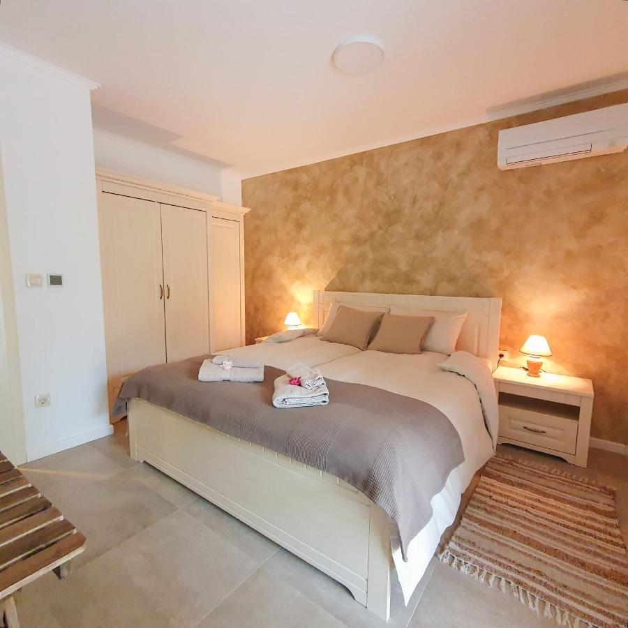 Villa Alara - Charming Villa With Heated Swimming Pool Milohnici Kültér fotó