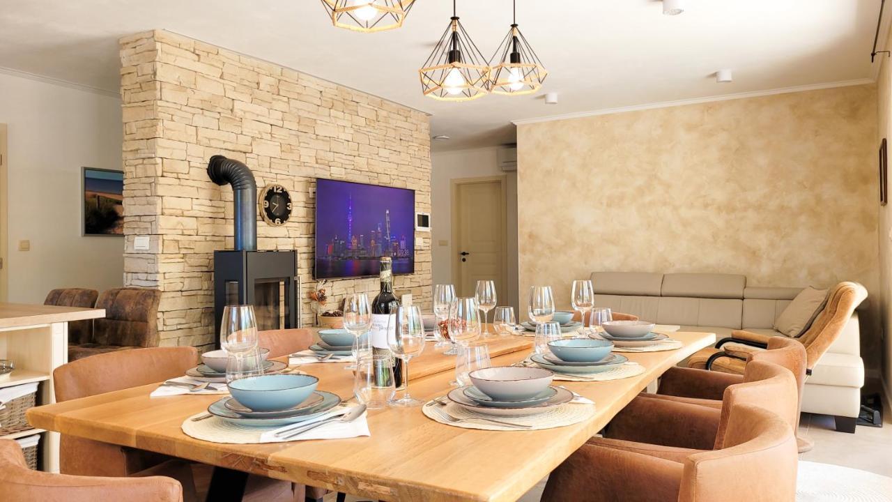 Villa Alara - Charming Villa With Heated Swimming Pool Milohnici Kültér fotó