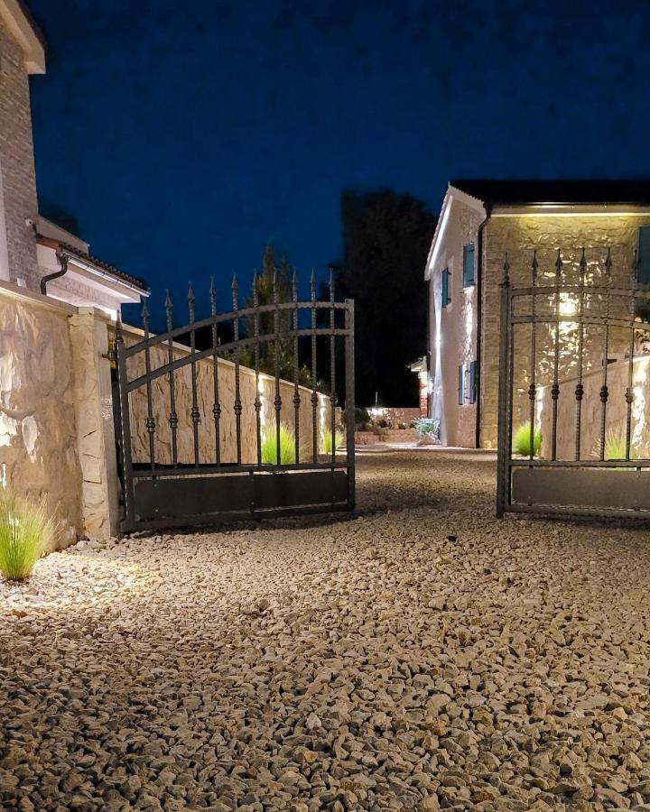 Villa Alara - Charming Villa With Heated Swimming Pool Milohnici Kültér fotó